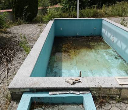 Medence takarítása, szívattyúzása, fertőtlenítése