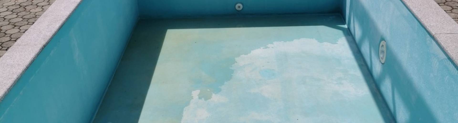 Medence takarítása, szívattyúzása, fertőtlenítése